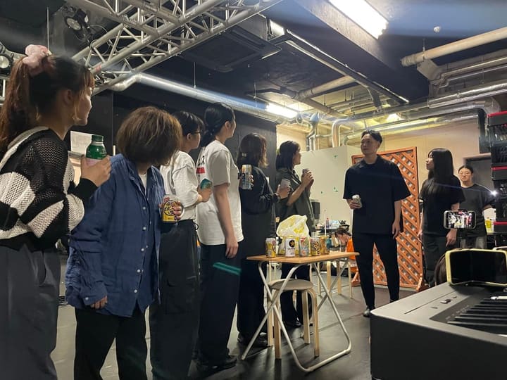 飲み物を手に、稽古場で談笑する出演者たち｜劇団カスタリア 稽古の合間