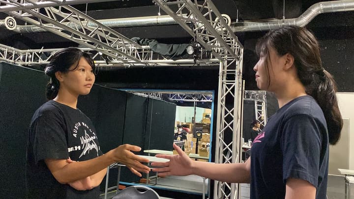 向かい合い、手を差し出して台詞を交わす団員2人|劇団カスタリア 芝居稽古