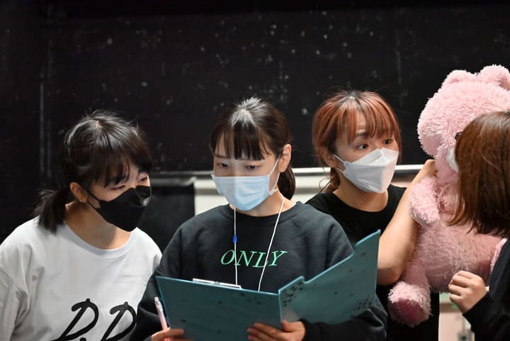 緑のファイルを3人で覗き込み、隣でぬいぐるみを抱える団員｜劇団カスタリア 一幕通し稽古