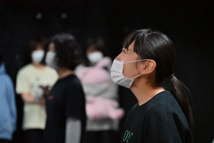 列に並ぶ仲間を背に、顔を上げて出番を待つ団員の横顔｜劇団カスタリア 通し稽古
