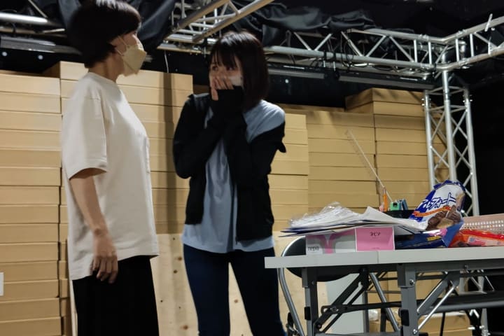 両手を口元に当てて驚く様子を演じる出演者と相手役｜劇団カスタリア 演技稽古