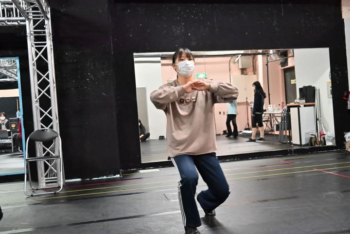 腰を落とし、両手を胸の前で構えて新しい振付をさらう団員|劇団カスタリア「オーブ」ダンスナンバー振り入れ