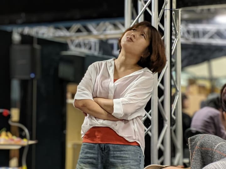 腕を組み、天を仰ぐような表情で芝居をする出演者|劇団カスタリア「TRIP」通し稽古