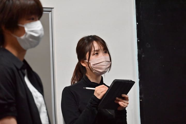 タブレットとペンを手に、稽古の様子を書き留める団員|劇団カスタリア「オーブ」振り入れ稽古