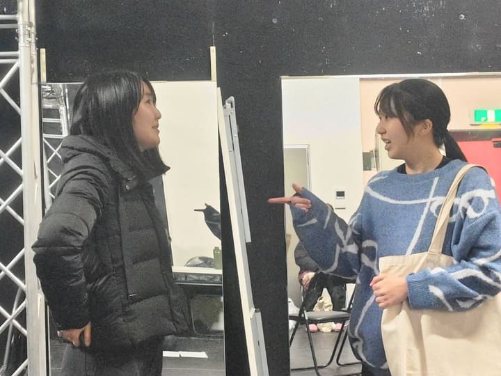 鏡の前で指をさして動きを伝え合う団員2人｜劇団カスタリア 稽古