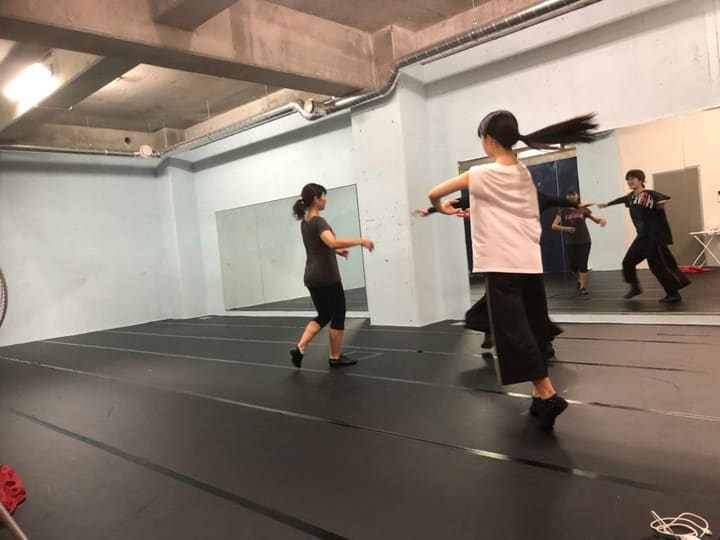 鏡張りの稽古場で、腕を広げて踊る出演者たち｜劇団レチラボ 稽古
