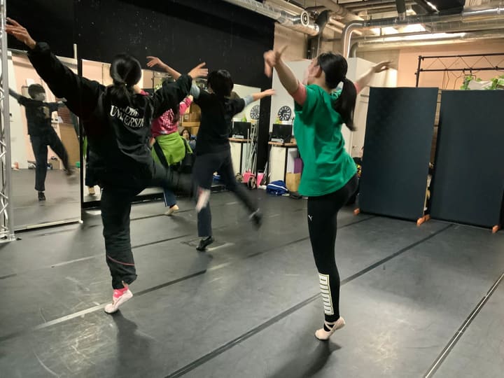 片脚を後ろへ蹴り上げ、腕を伸ばして踊る団員たち｜劇団カスタリア ダンス稽古
