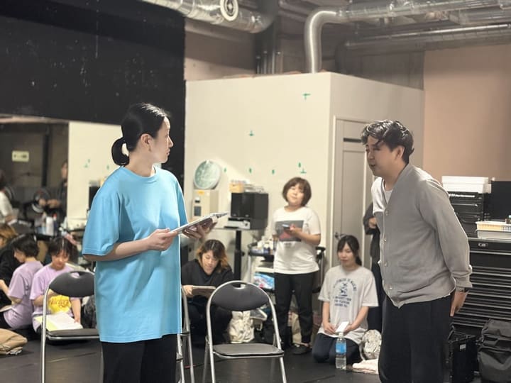 台本を手に相手役と向き合って台詞をやり取りする団員と、それを見守るメンバー|劇団カスタリア「金曜日の食卓」芝居稽古