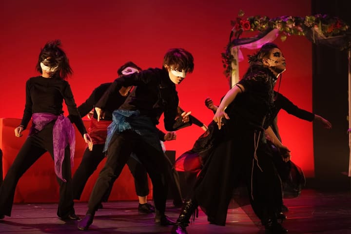 赤い照明の中、仮面をつけた黒衣の出演者たちが踊る場面｜劇団カスタリア「オーブ」公演