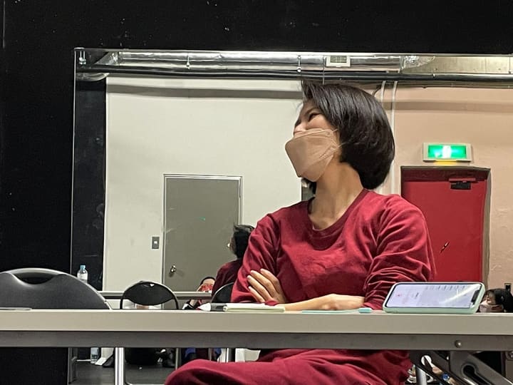 長机に腕を組んで天井を見上げ、考え込む団員｜劇団カスタリア「ルドベキア・フェスティバル」稽古