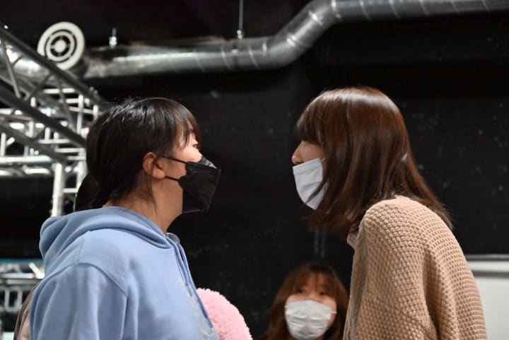 至近距離で向かい合い、まっすぐ視線を交わす2人の団員｜劇団カスタリア 演技稽古