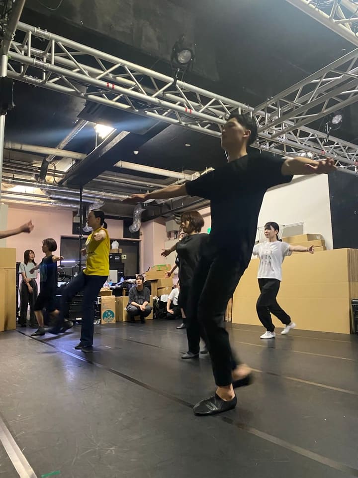両腕を横に伸ばして踏み込む振りを、全員でさらうダンス稽古｜劇団カスタリア「清子と桃香」稽古