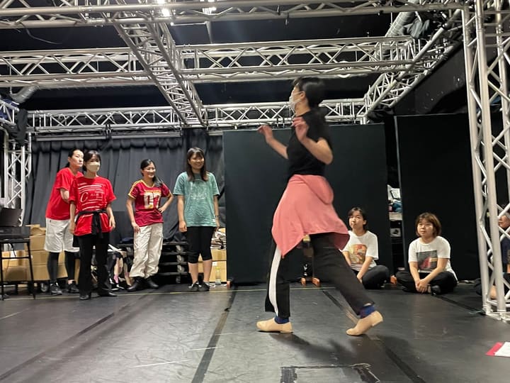 講師が踊る振付を立ったまま見つめる団員たち|劇団カスタリア「ルドベキアフェスティバル」ダンス稽古