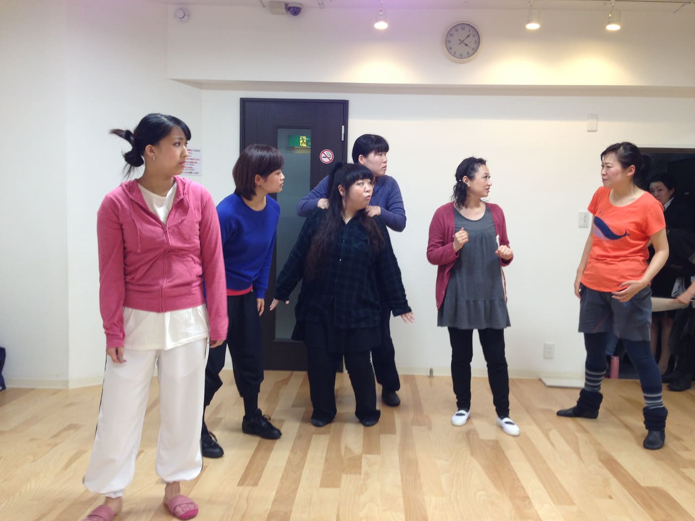稽古場で向かい合い、芝居の間合いを確かめる出演者たち｜劇団カスタリア第1回公演「CHANGE！」の稽古