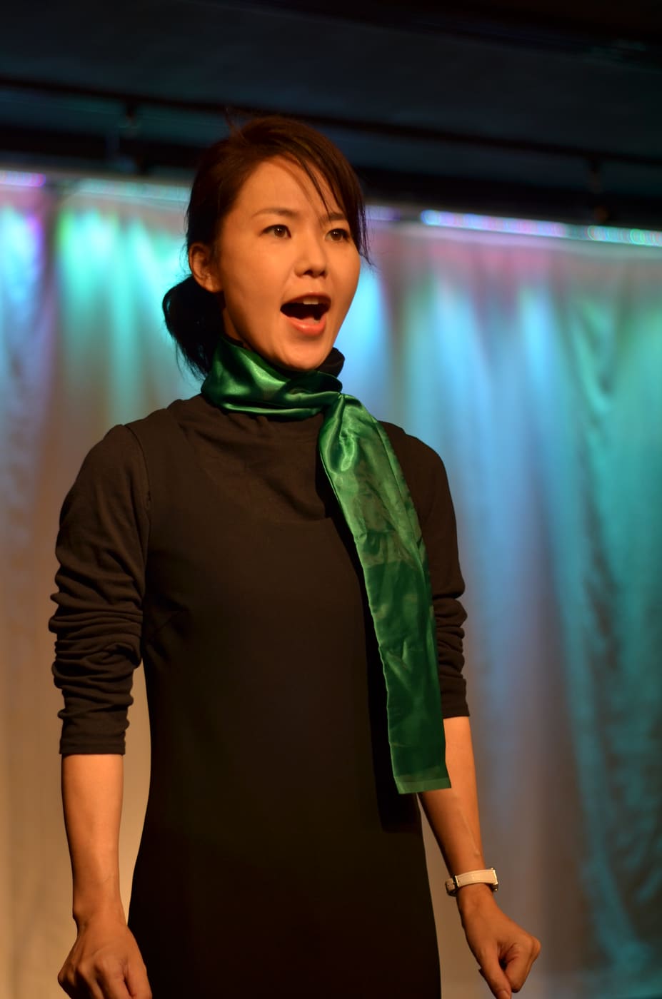 緑のスカーフを掛けた出演者が青と緑の照明を背に歌い上げる場面｜劇団カスタリア第3回公演「DAHLIA」本番写真