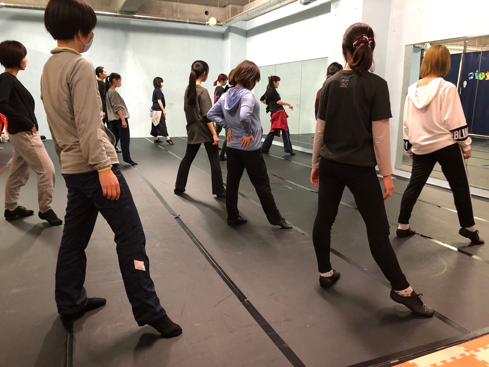 足を大きく踏み出して歩く動きを、鏡の前で全員でさらう｜劇団カスタリア ダンス稽古