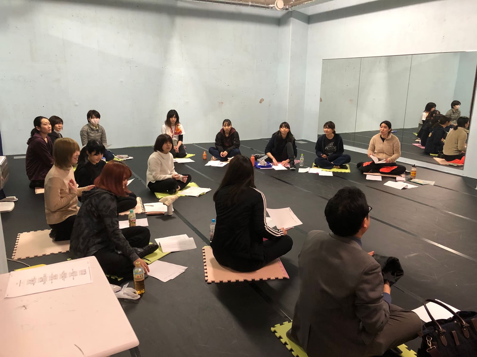 車座になって台本を手にし、演出の話に耳を傾ける団員たち｜劇団カスタリア 読み合わせ稽古