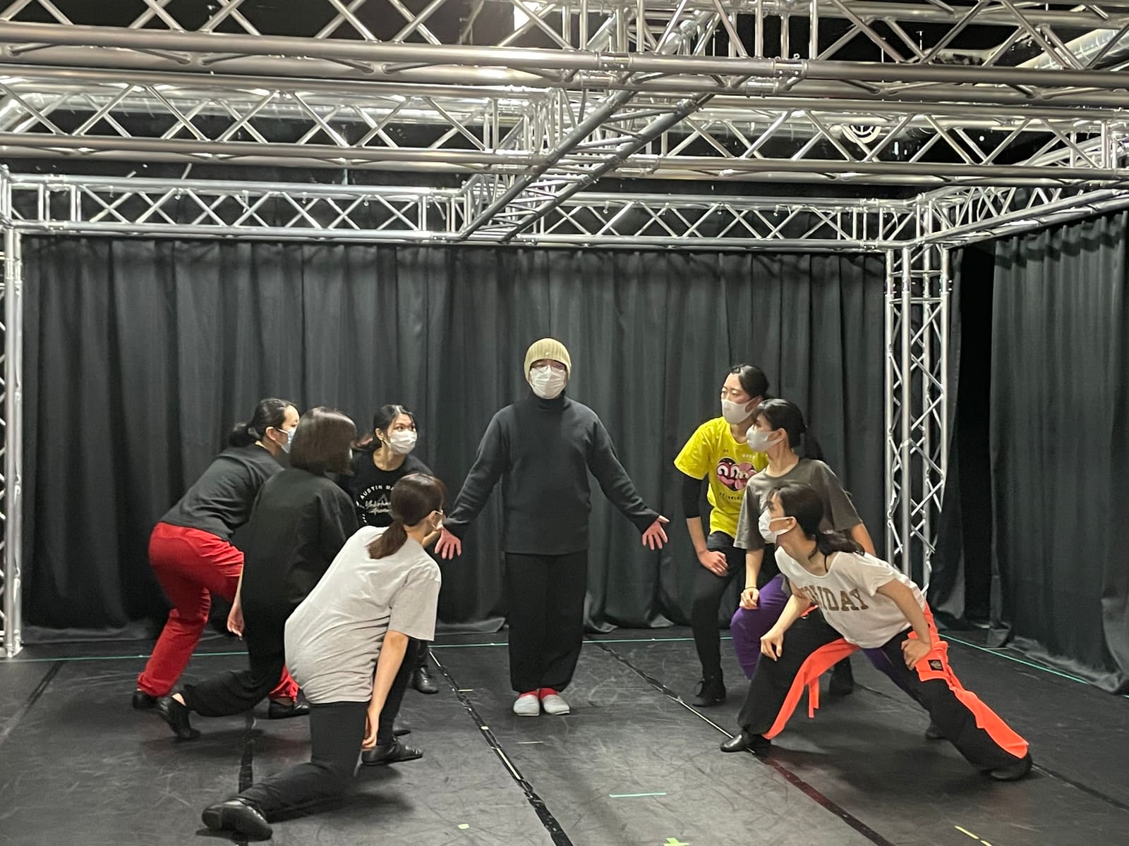 中央で両手を広げる出演者を、低い姿勢の団員たちが取り囲む場面｜劇団カスタリア 配信公演 通し稽古