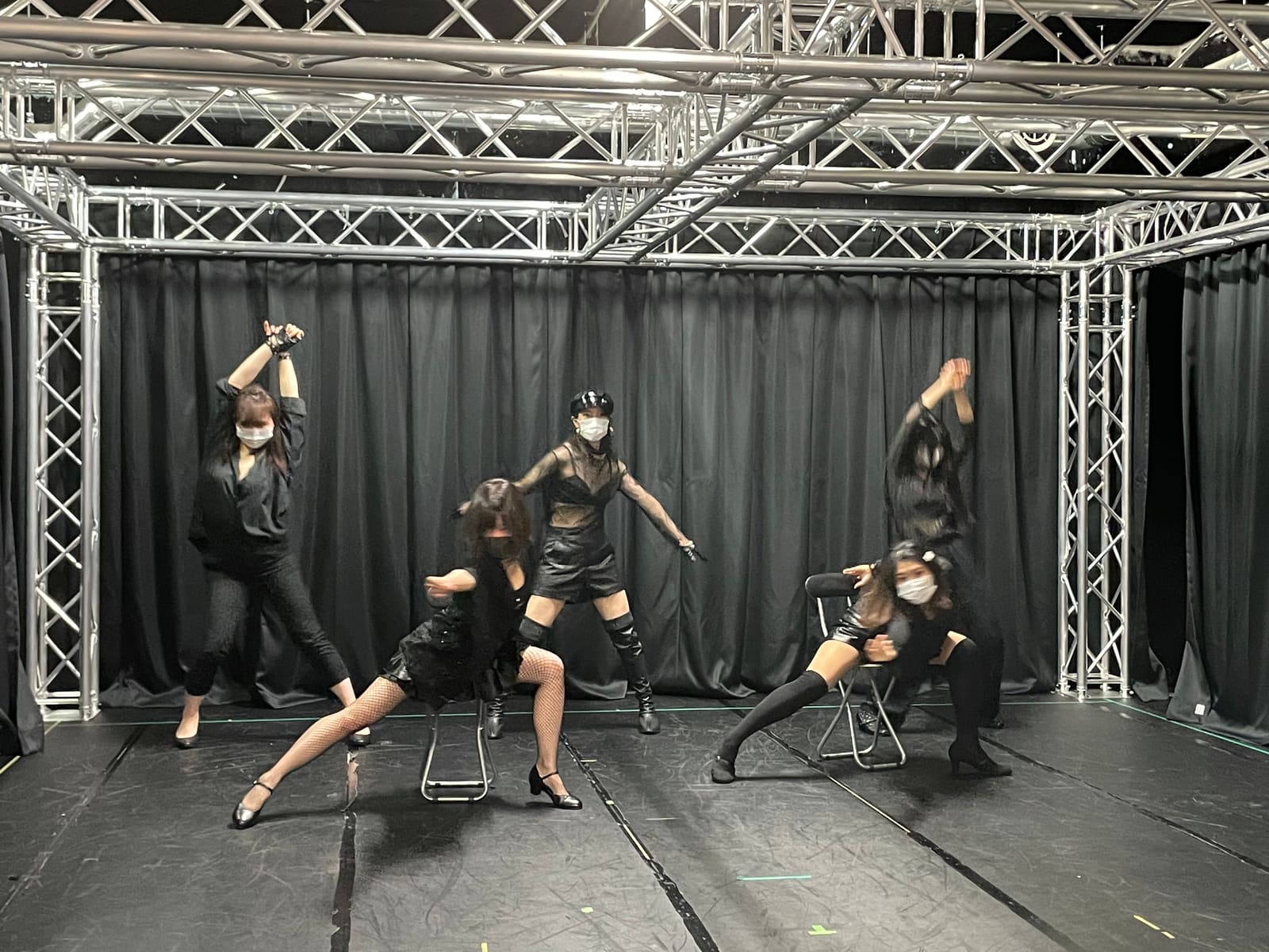 パイプ椅子を使い、黒い衣裳で脚を開いたポーズを決める出演者5人｜劇団カスタリア 配信公演 通し稽古