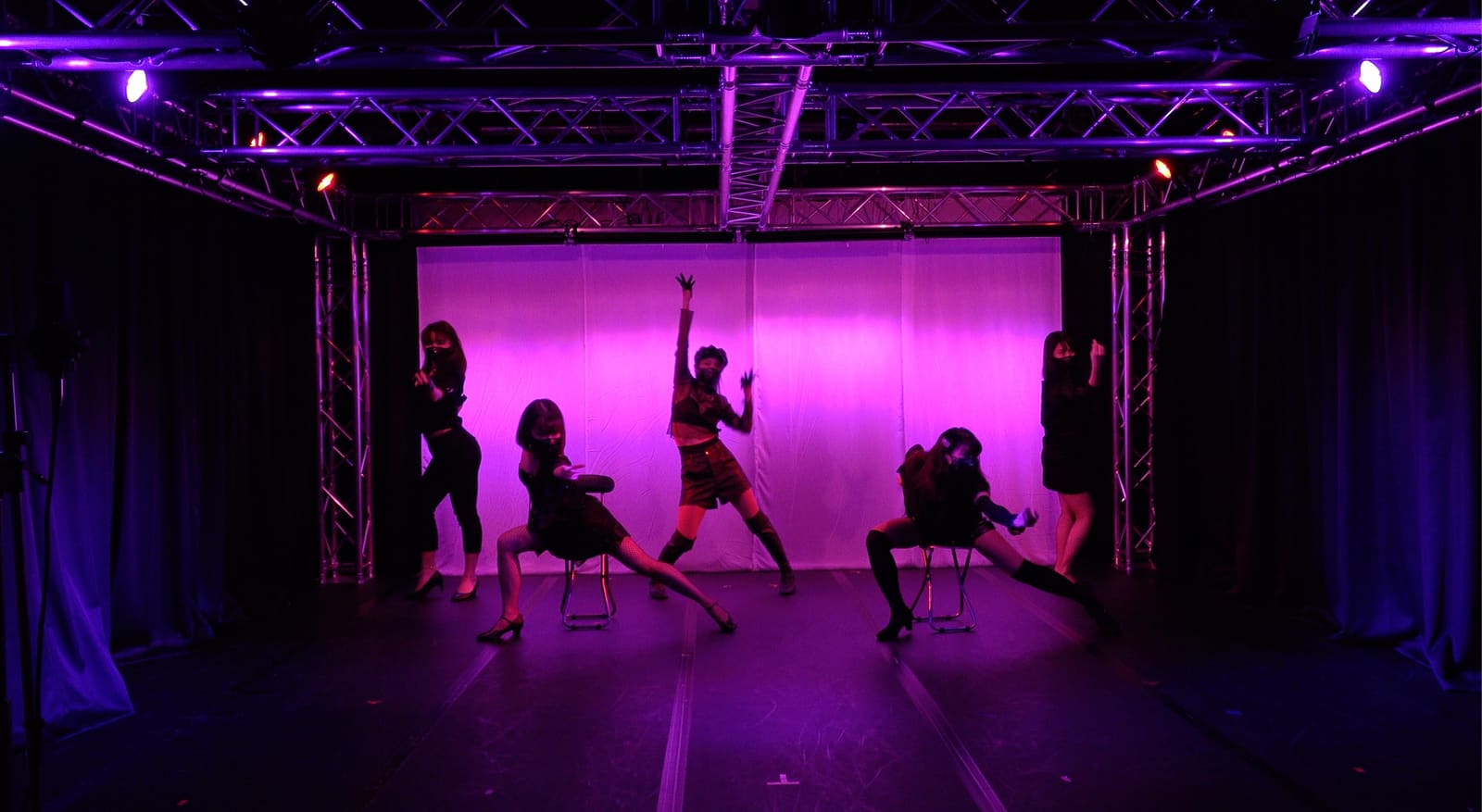 紫の照明の中で踊る団員たち｜劇団カスタリアの稽古場 STUDIO ALR