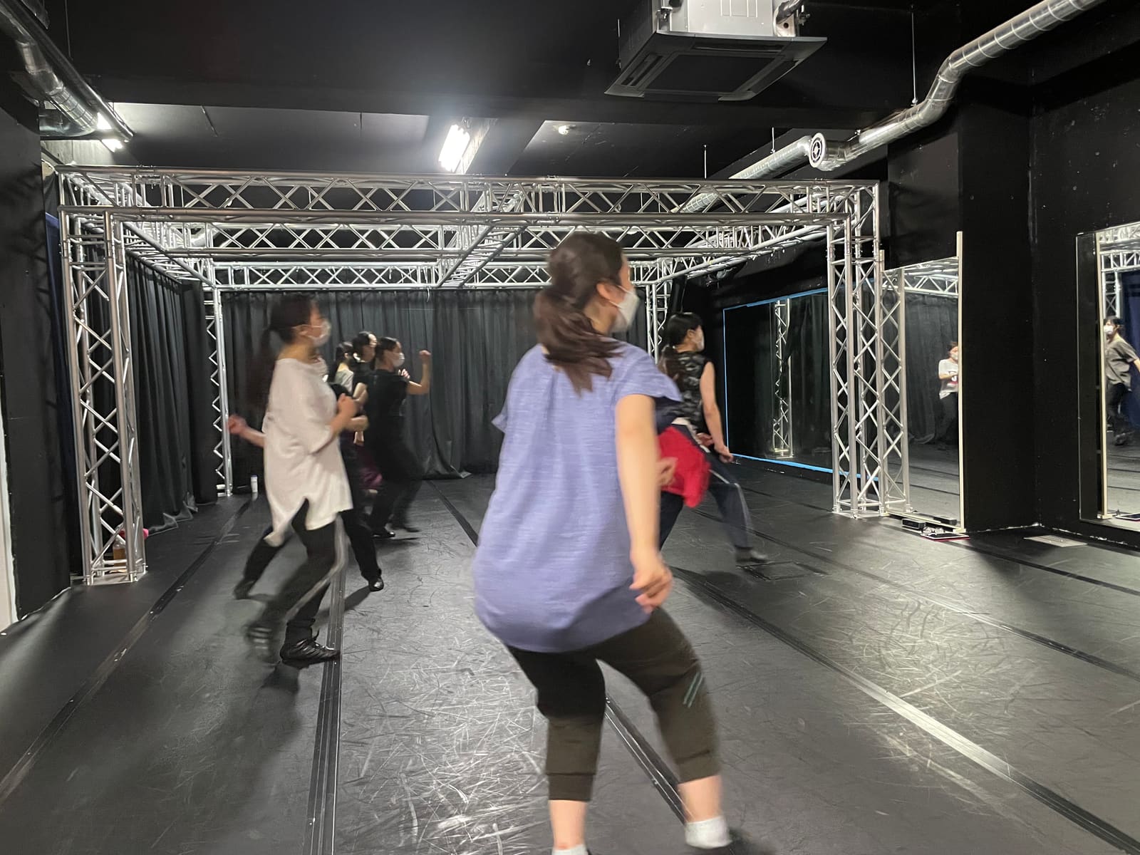 腕を振り上げながらステップを踏み、課題曲を踊る団員たち｜劇団カスタリア ダンス稽古