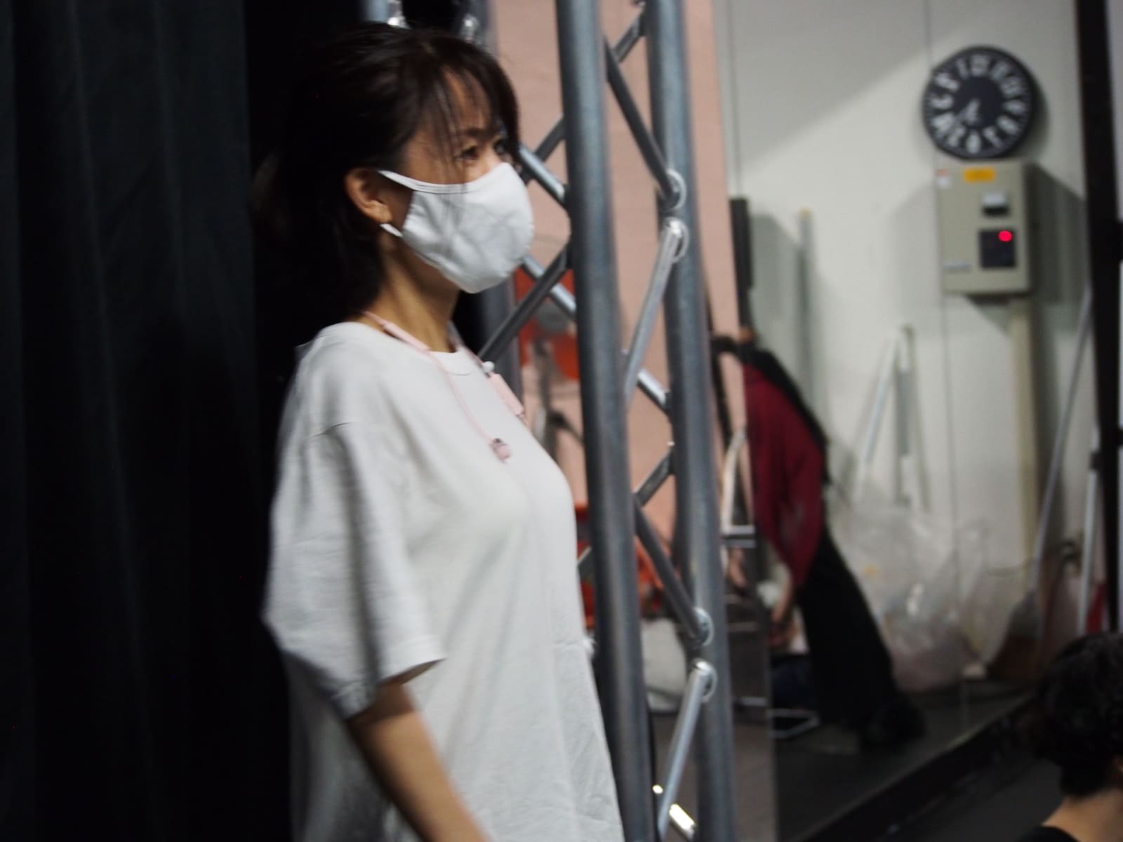 稽古場の柱のそばで、横顔のまま出番を待つ団員|劇団カスタリア 立ち稽古