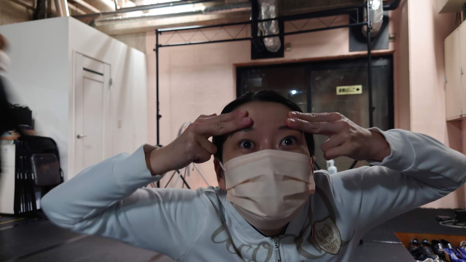 両手の指を眉に当て、大きく目を見開いておどける団員|劇団カスタリア 稽古オフショット