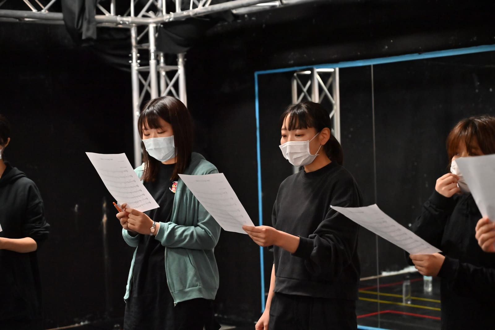 楽譜を手に並んで声を合わせる団員たち|劇団カスタリア 歌稽古