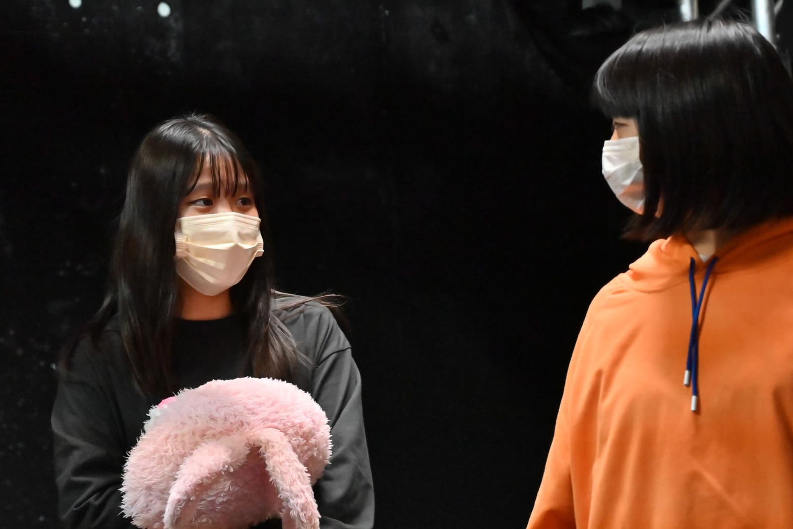 ぬいぐるみを抱えた団員と向かい合い、台詞を交わす場面|劇団カスタリア 抜き稽古
