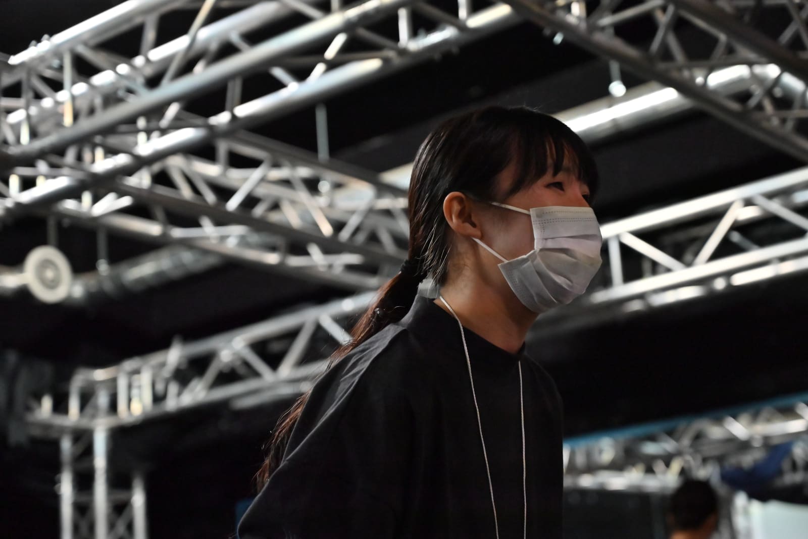 銀色のトラスの下、真横を向いて立ち尽くす黒ずくめの団員|劇団カスタリア 通し稽古