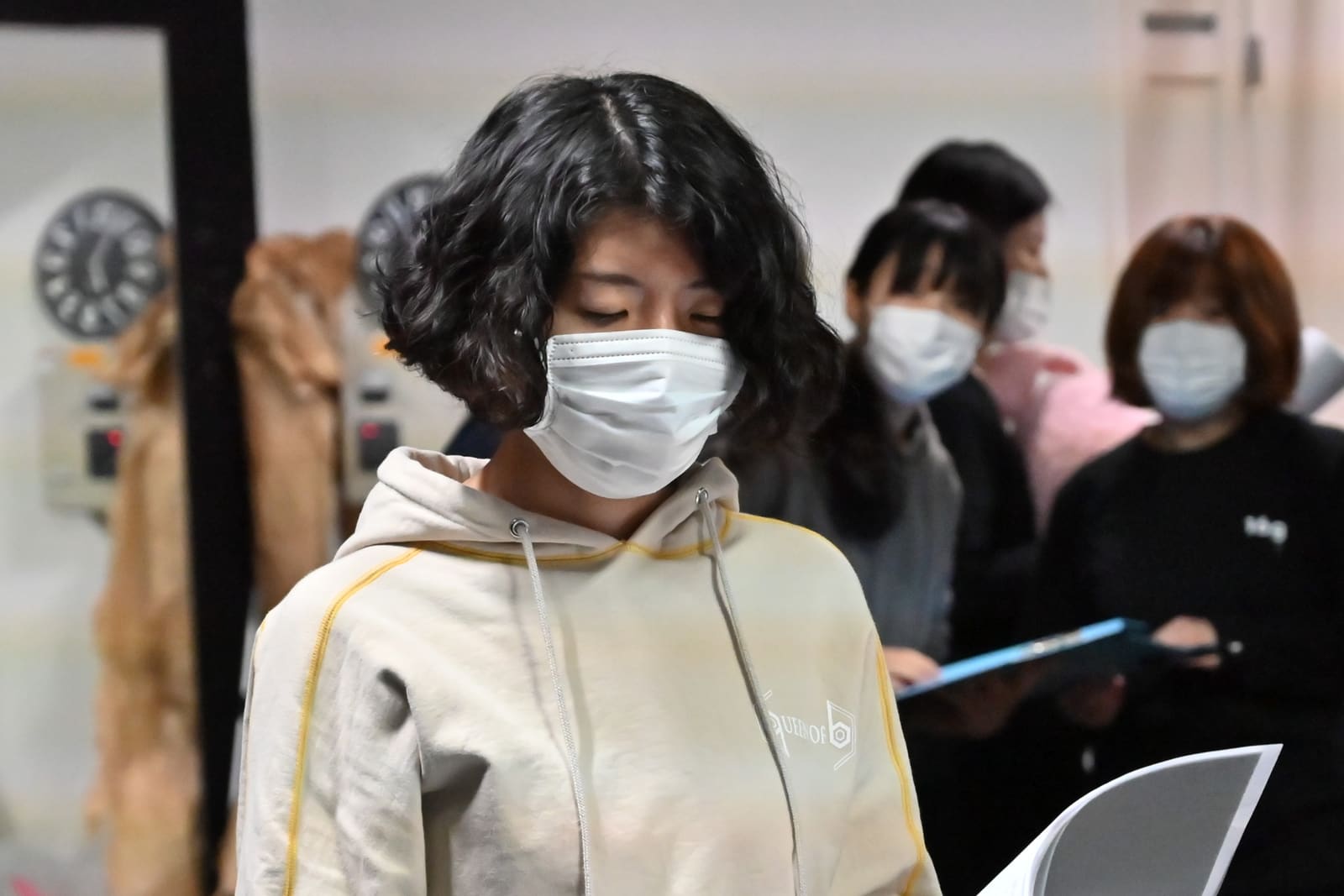 台本に目を落として台詞をさらう団員と、後ろで待つ仲間|劇団カスタリア 立ち稽古