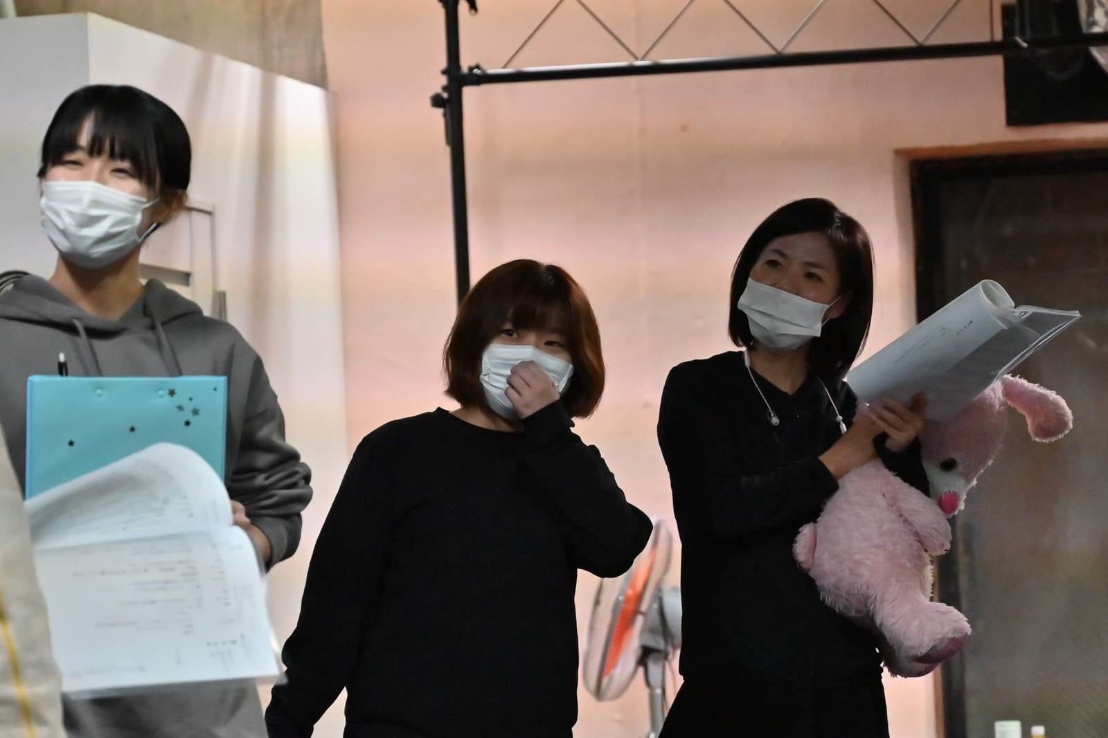 台本とうさぎのぬいぐるみを抱えて出番を待つ団員3人|劇団カスタリア 立ち稽古
