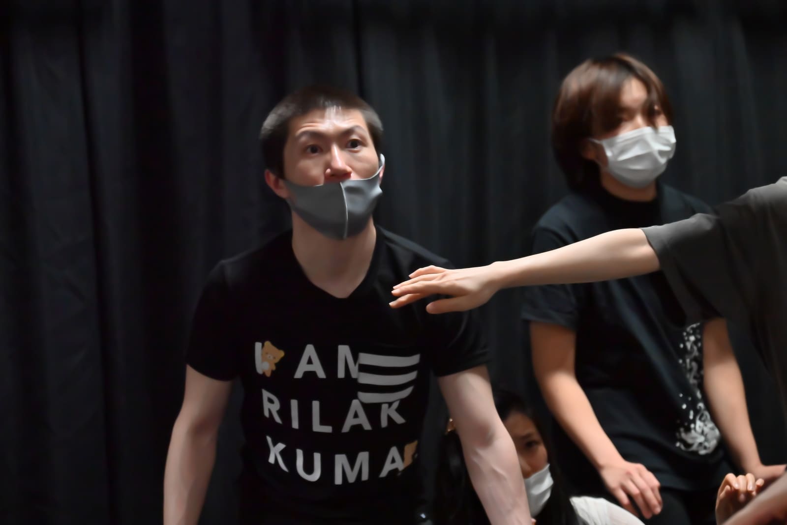 肩に手を添えられながら正面を見据えて芝居を続ける出演者｜劇団カスタリア 衣裳つき稽古
