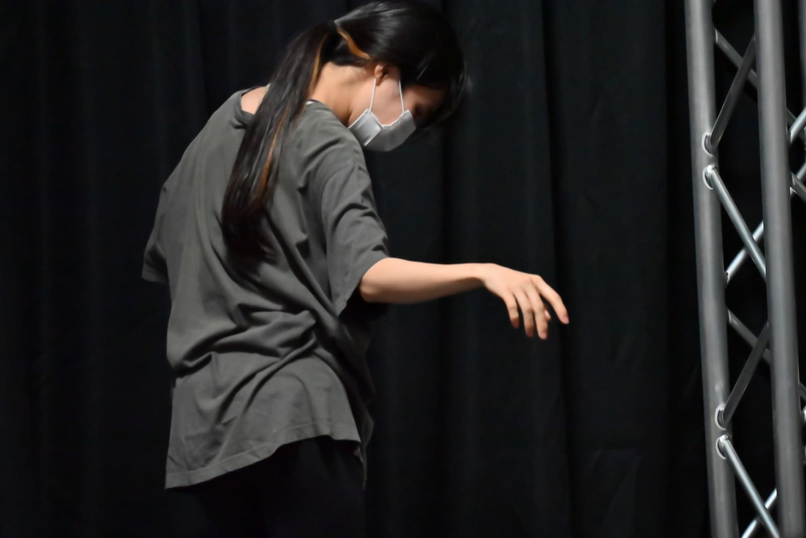上体を深く倒し、腕を横へ滑らせる振付をさらう団員｜劇団カスタリア 衣裳つき稽古