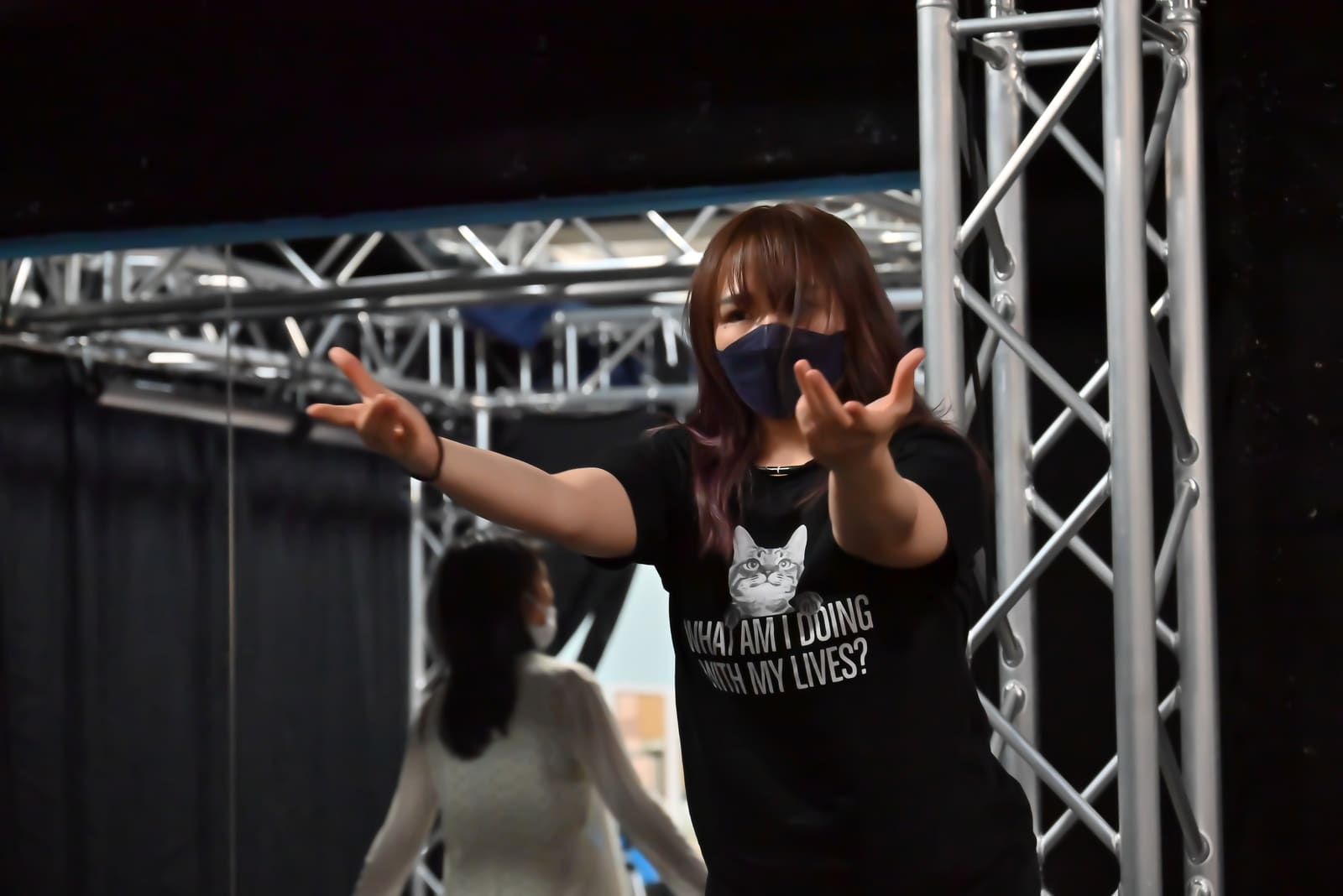 両手を前へ大きく差し出し、客席側へ手を伸ばす団員｜劇団カスタリア「オーブ」ダンス稽古