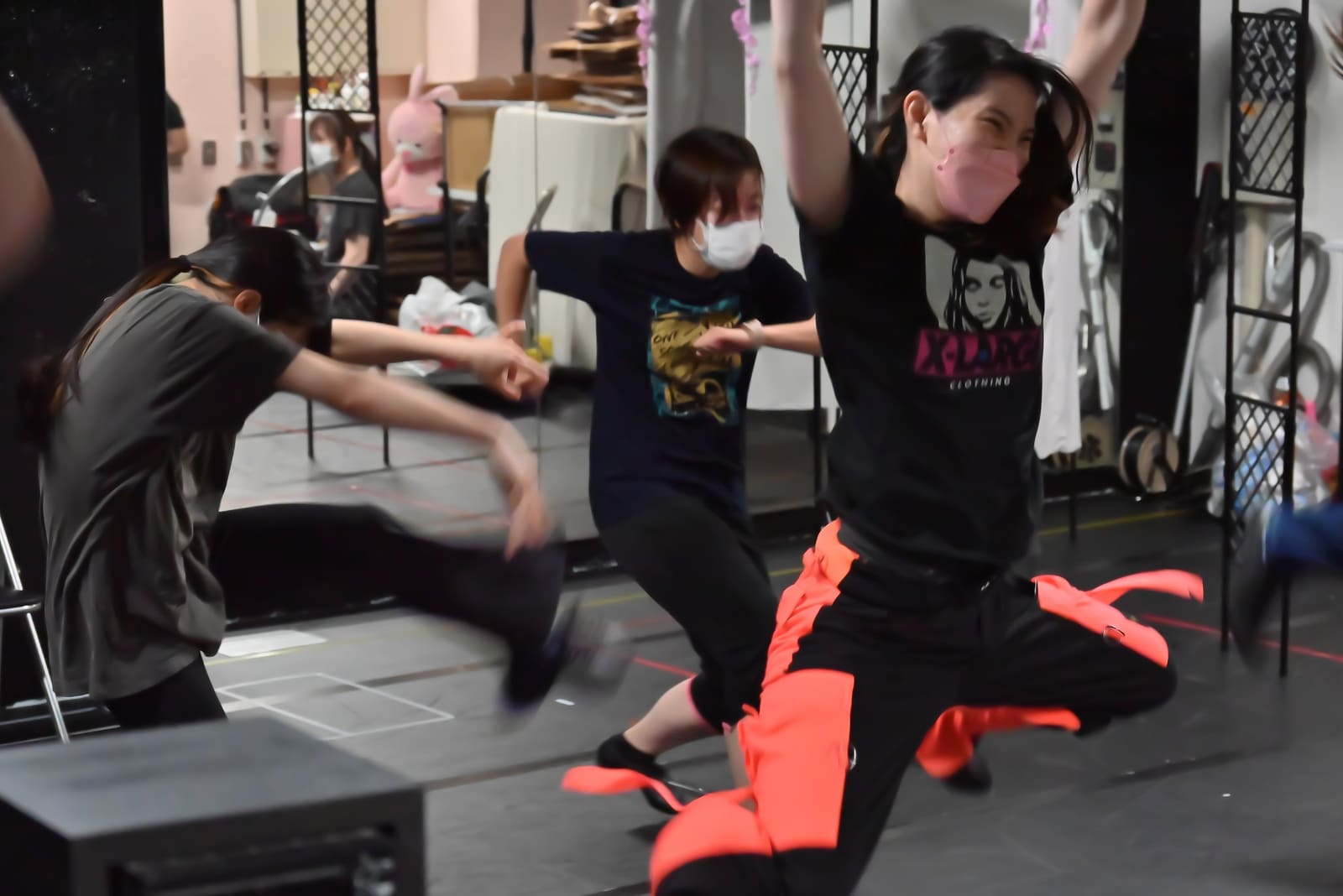 腕を振り上げ、跳び上がってダンスナンバーを踊る団員たち｜劇団カスタリア「オーブ」ダンス稽古