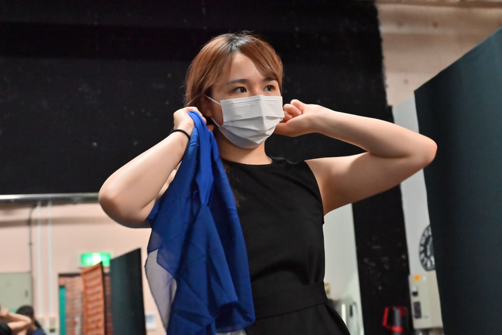 黒い衣裳の肩に青い布をかけ、出番に備える出演者｜劇団カスタリア「オーブ」衣裳つき通し稽古