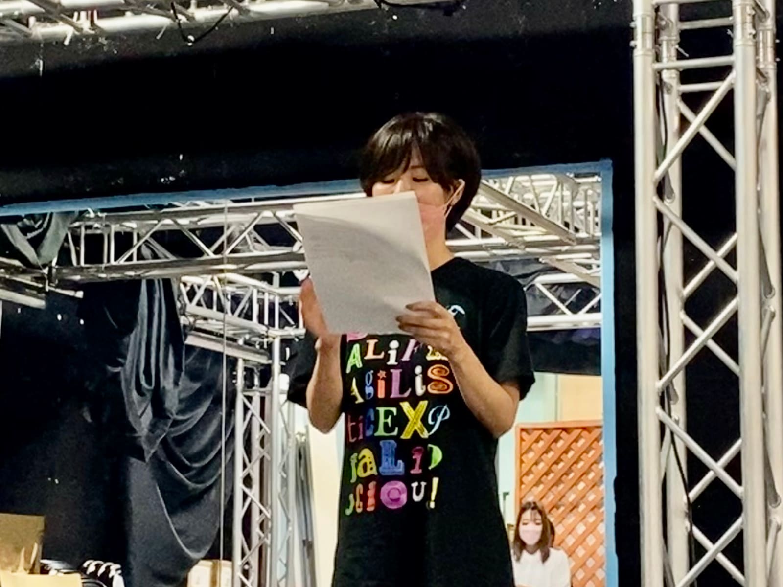 台本を両手で持ち上げ、声に出して読み上げる団員｜劇団カスタリア 演技稽古