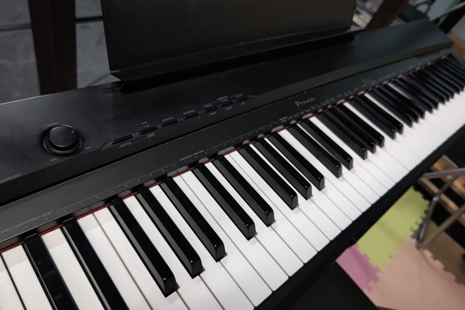 稽古場に据えられた電子ピアノの鍵盤｜劇団カスタリア 歌稽古