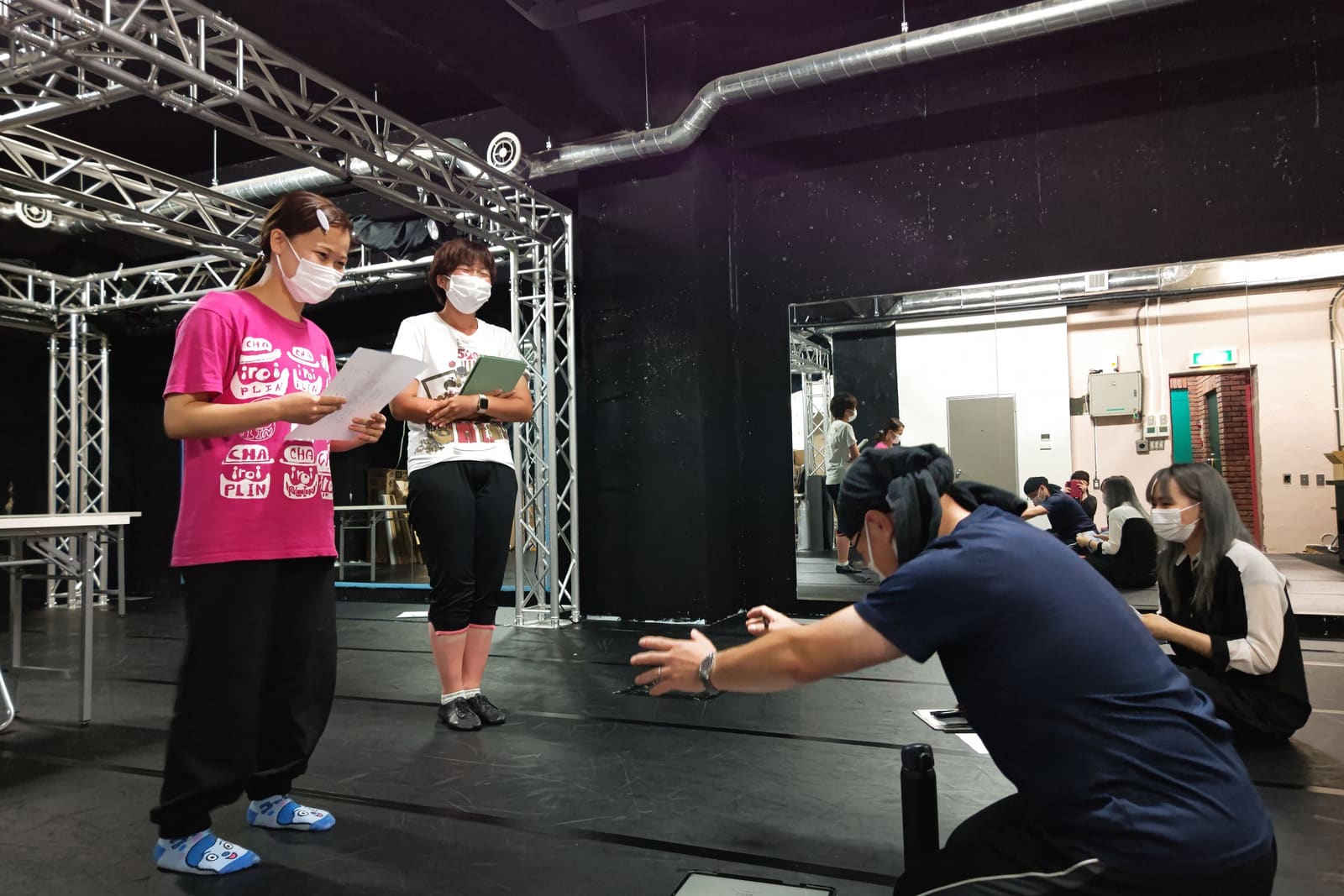 台本を手に立つ団員2人へ、身振りで演技を示す講師｜劇団カスタリア 演技稽古