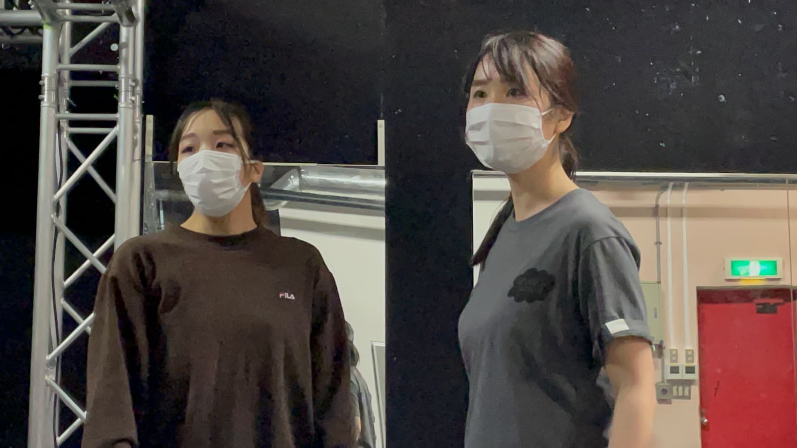 肩を並べて立ち、同じ方向へ視線を送る団員2人｜劇団カスタリア 立ち稽古