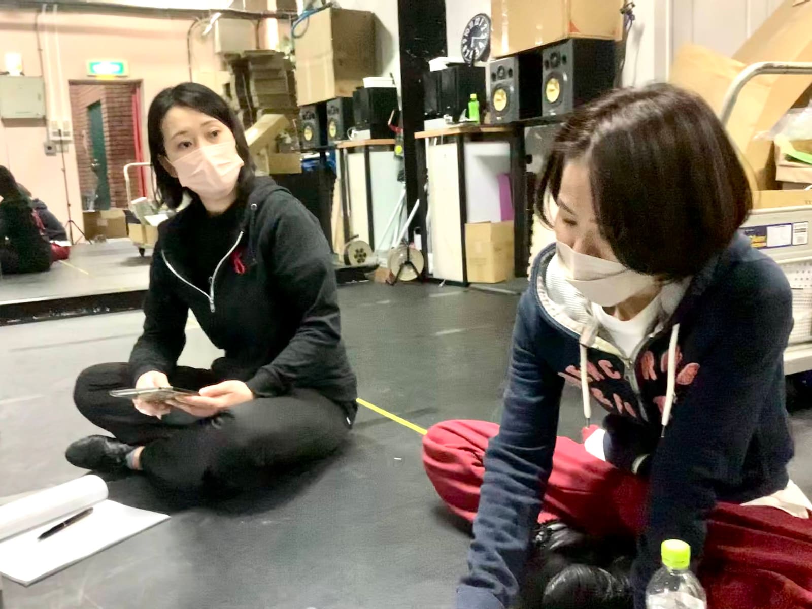 床に座り、台本を手に向き合って話し込む団員2人｜劇団カスタリア「ルドベキアフェスティバル」本読み