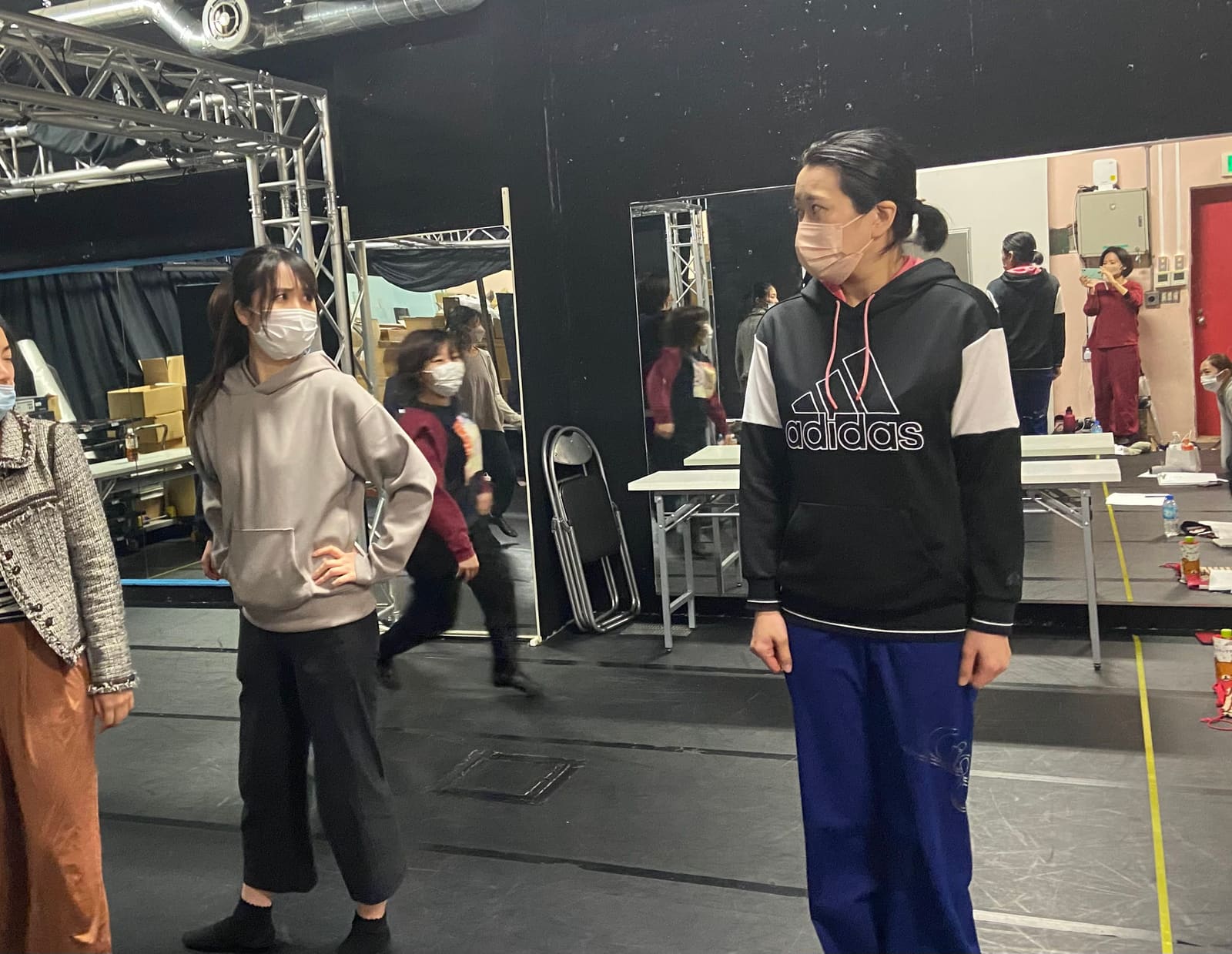 向かい合って立ち、相手の出方をうかがう団員2人｜劇団カスタリア「ルドベキア・フェスティバル」稽古