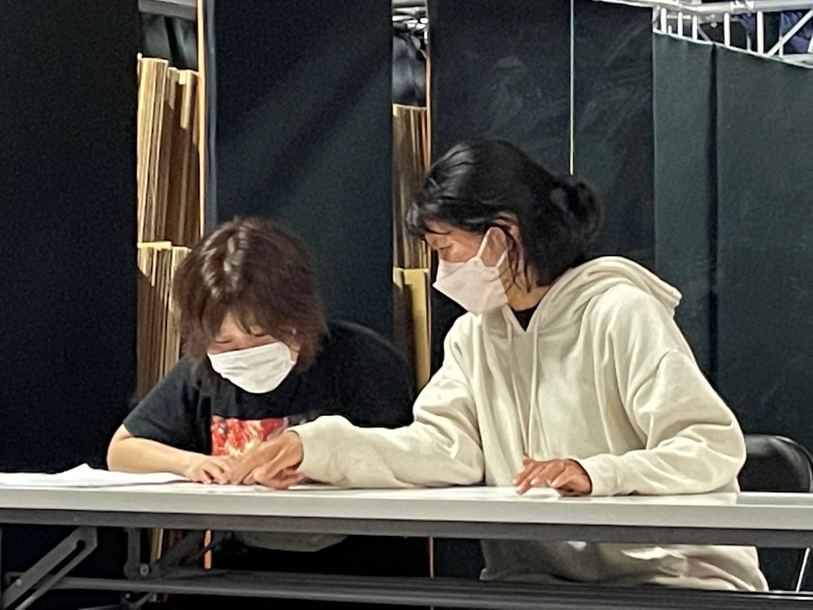 長机に並んで台本に書き込みを入れる団員2人|劇団カスタリア 抜き稽古