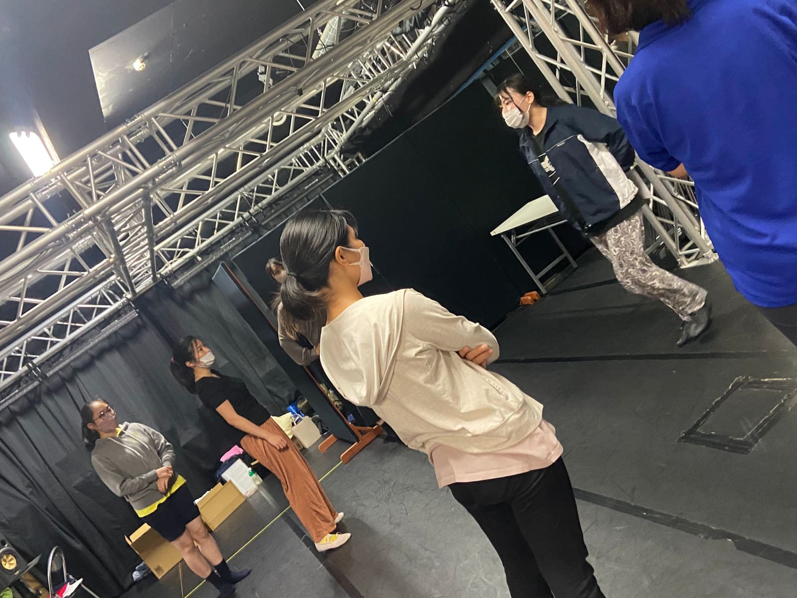 腰に手を当てて振り返る団員と、それを見つめる団員たち｜劇団カスタリア ダンス稽古