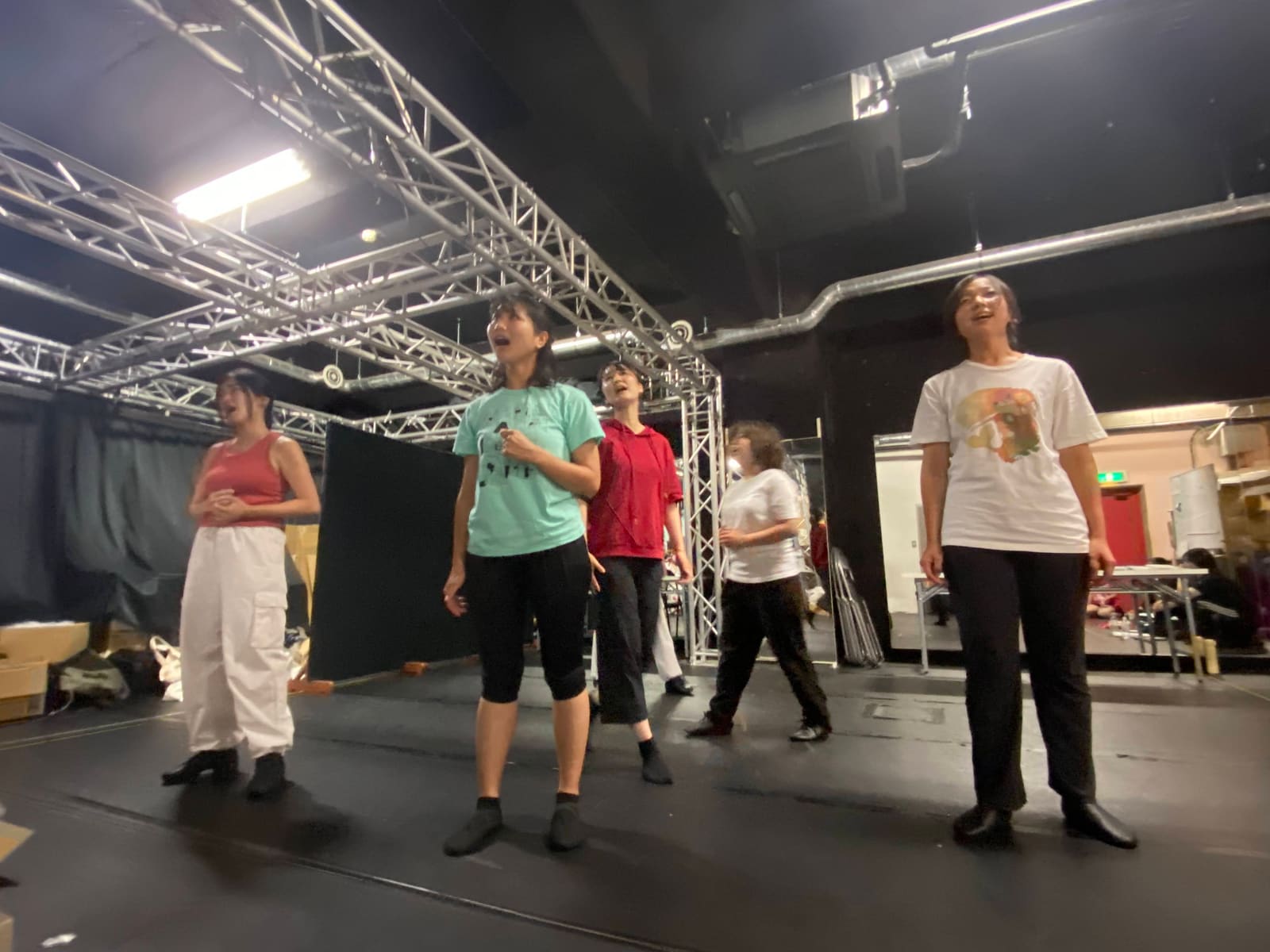 横に広がって立ち、口を大きく開けて歌う団員たち|劇団カスタリア 新曲の歌稽古