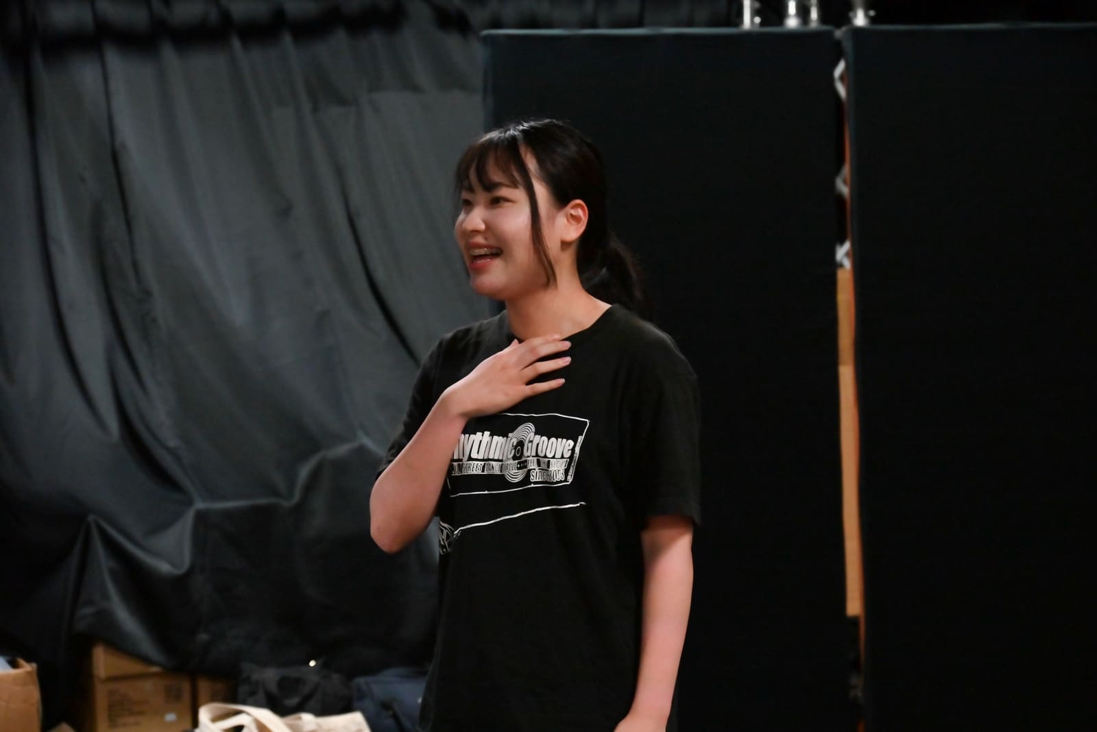 胸に手を当て、笑顔で相手に語りかける出演者｜劇団カスタリア 通し稽古