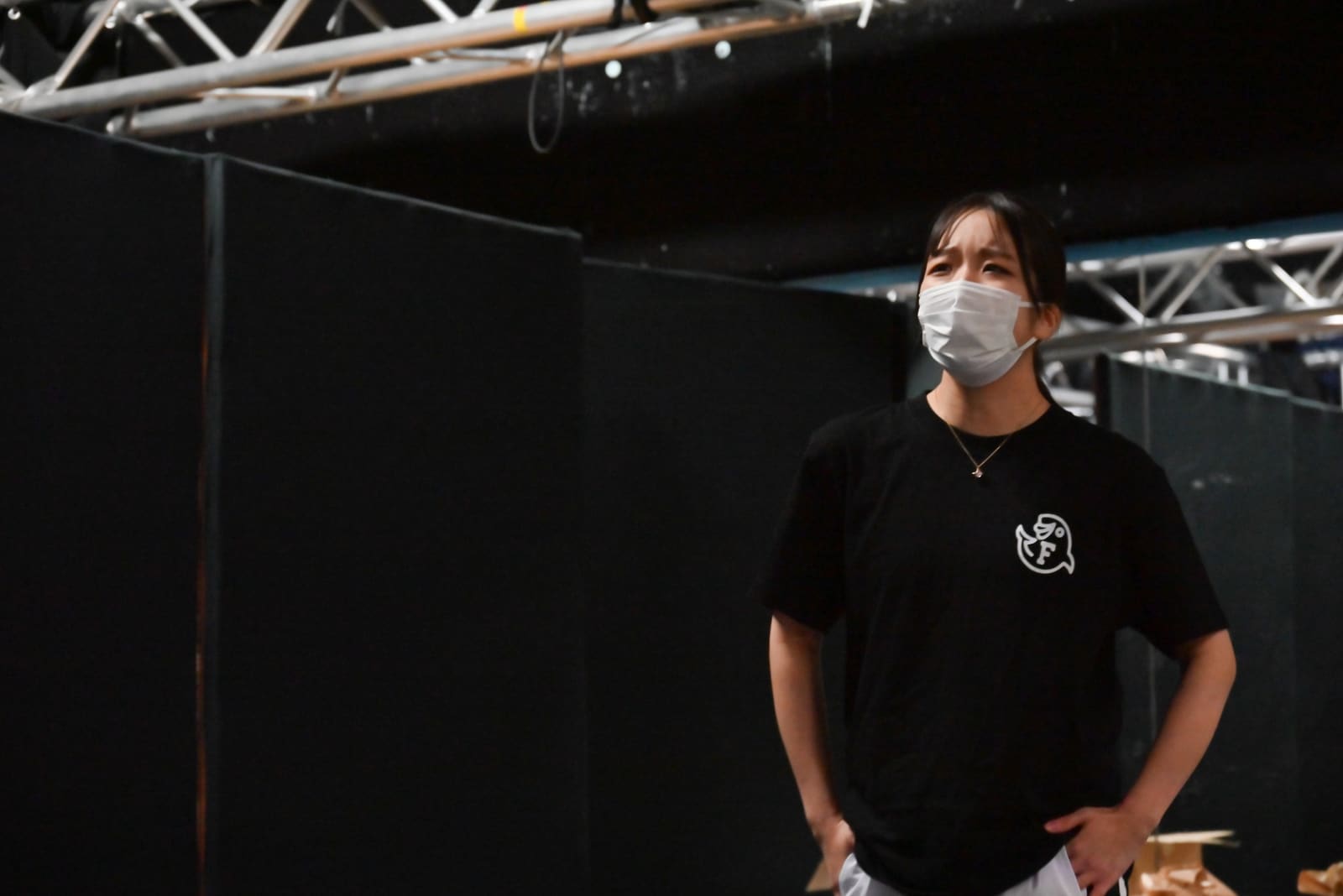 腰に手を当てて立ち、前方をじっと見つめる団員|劇団カスタリア 通し稽古