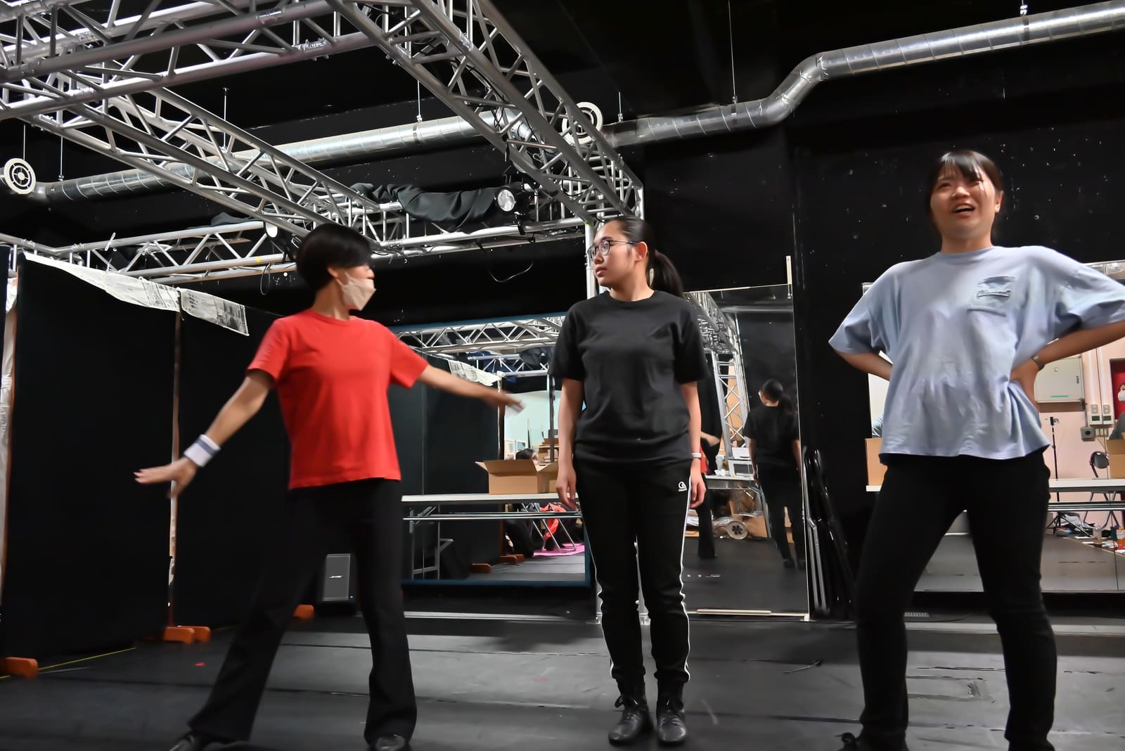 腕を伸ばして踊る出演者と、その動きを見て並び立つ2人|劇団カスタリア 振り写しの稽古