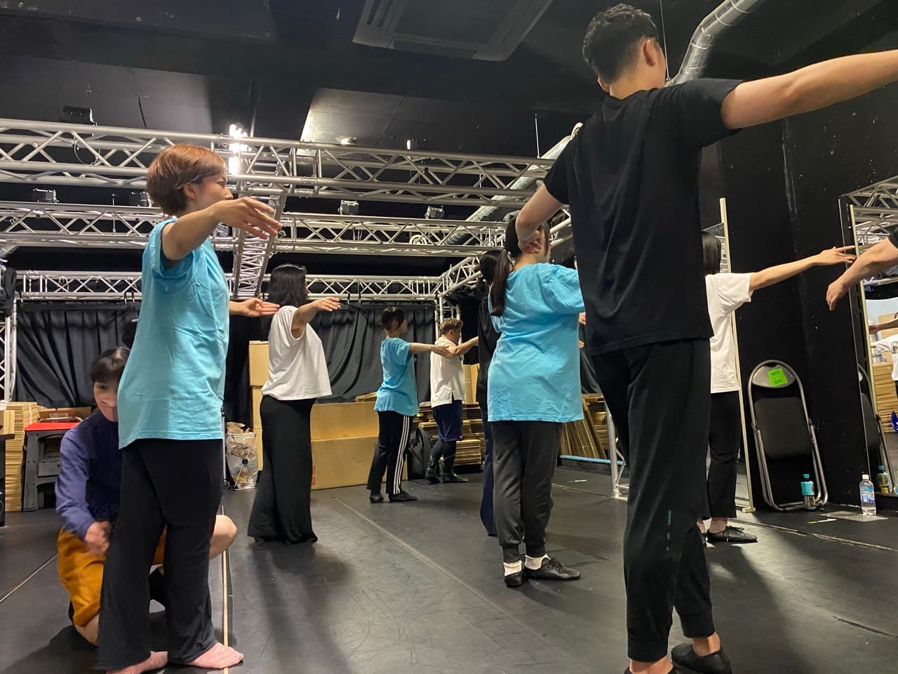 腕を横に伸ばすフラットバックの姿勢を全員でそろえる基礎練習｜劇団カスタリア ダンス稽古